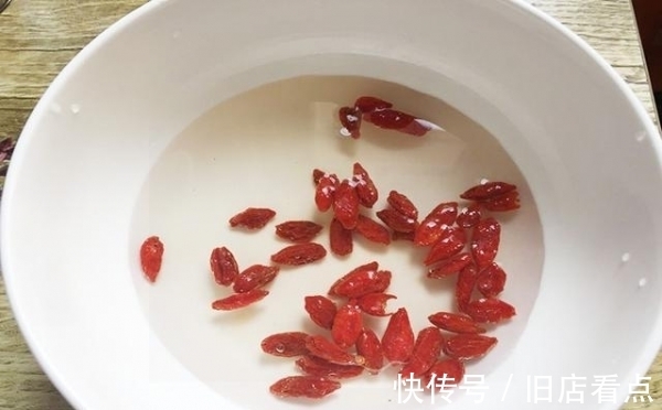 细菌|枸杞买回来不要直接吃,细菌超标!一招5分钟枸杞洗的干干净净!