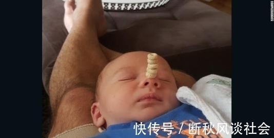 |搞笑宝宝：当宝宝看到好吃的却吃不到的时候，宝宝的表现太萌了