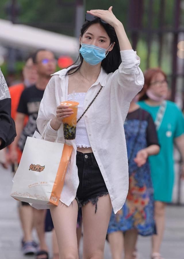 夏日外出不想晒黑？穿着黑色短裤的防晒衬衫，清凉而慵懒