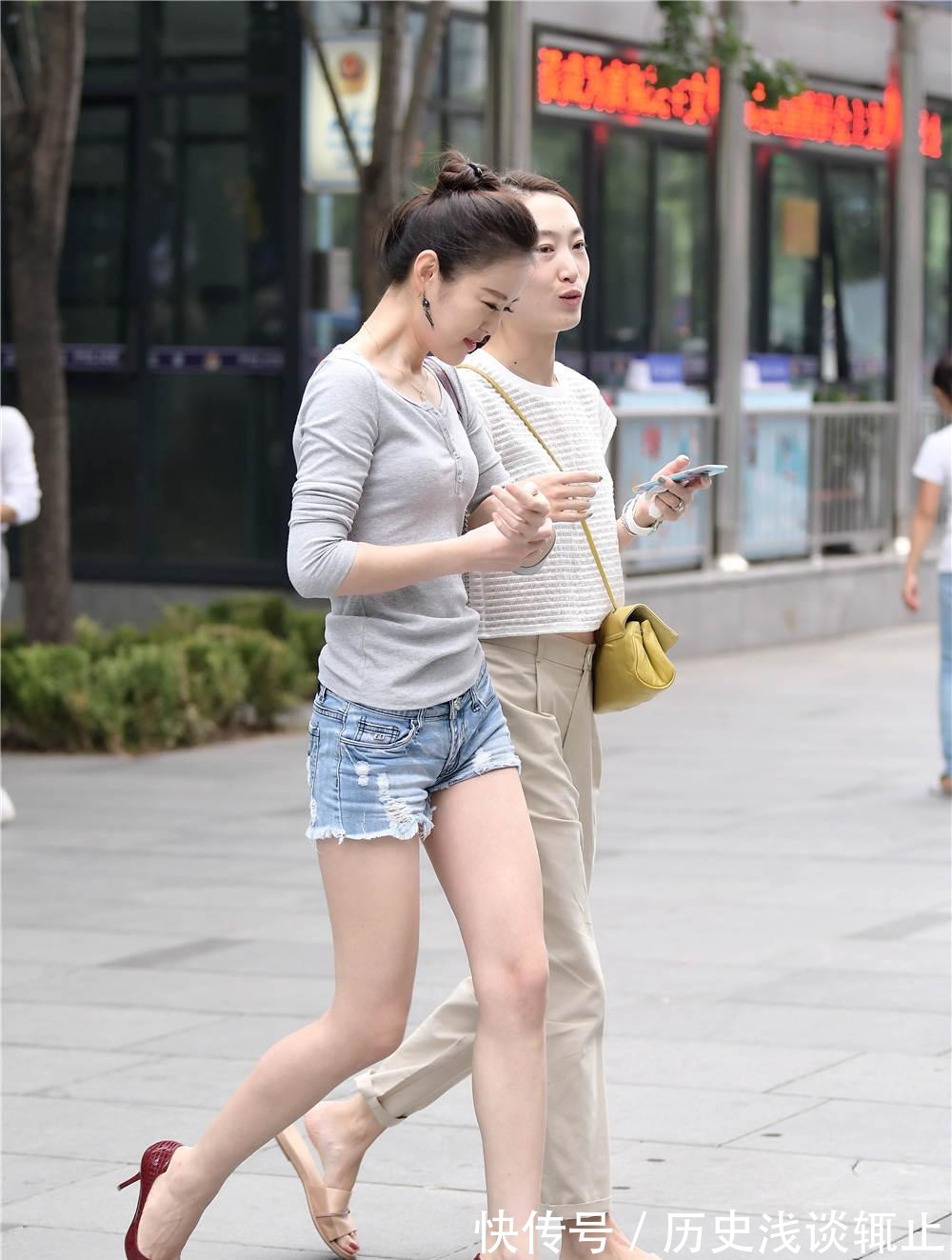 牛仔短裤 蓝色修身毛边牛仔短裤,搭配暗红色尖头细跟鞋,秋天依旧很美