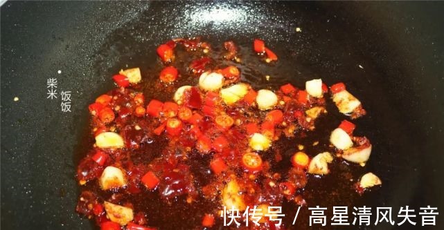 食材|两种食材搭配,大火一炒就上桌,这道快手菜,开胃又美味!