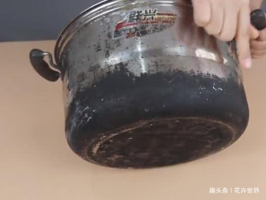 不锈钢锅用久了,发黄发黑抹点“酱”,不花1毛钱,锃亮如新!