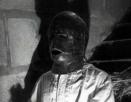 至今无解的一个面具人,囚禁三十载从未露面,只留给后世一串编号