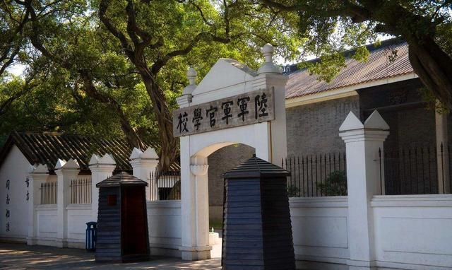 衔成|他14岁参军36岁当中将，42岁晋衔成上将，孙女当歌星火遍海外