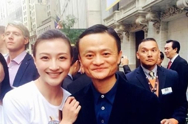 十八罗汉|老外2000磅的沐浴炸弹推入泳池,三秒后,场面有些失控!