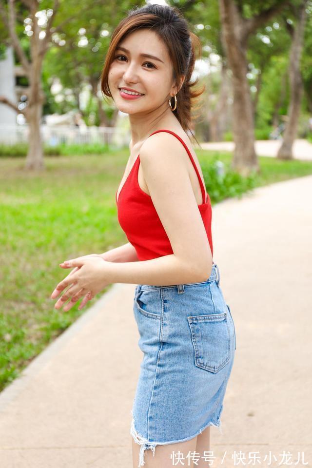 吊带背心|红色吊带背心搭配牛仔短裙，休闲又帅气十足