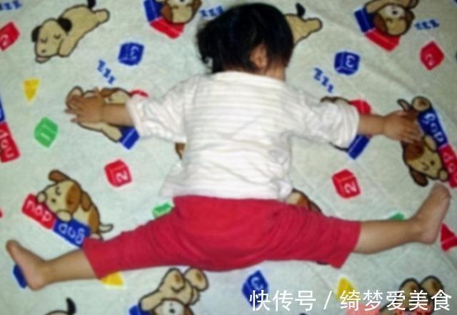 宝宝们|宝宝“高难度睡姿”火了,宝妈掀开被子后:这娃已打通任督二脉?