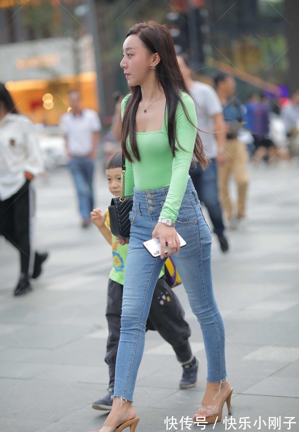 大街|穿着清凉的小姐姐,走在大街上一定吸引目光,感觉走路都带风