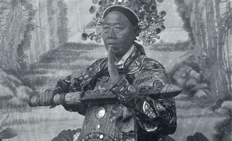 死因|李莲英墓地被挖开,里面只剩一个头颅骨,揭开其神秘死因?