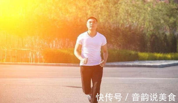 好处|跑步好处多,男人一直坚持每天跑步,身体会发生3个好的“变化”