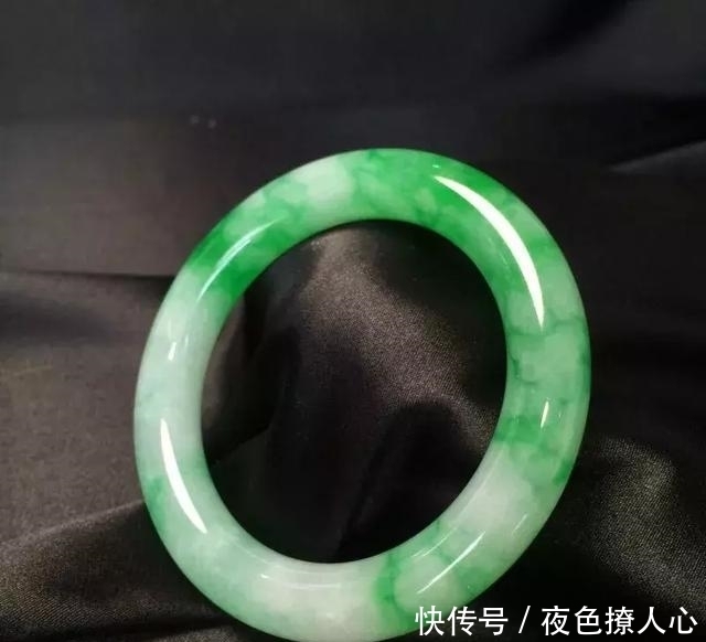 翡翠手镯戴了三年,石纹竟然自己愈合了?