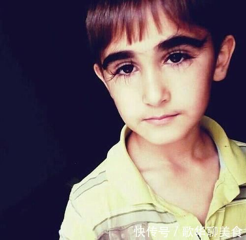 恐怖|国外男孩长睫毛“逆天”,最长可接触到嘴巴,网友有些恐怖