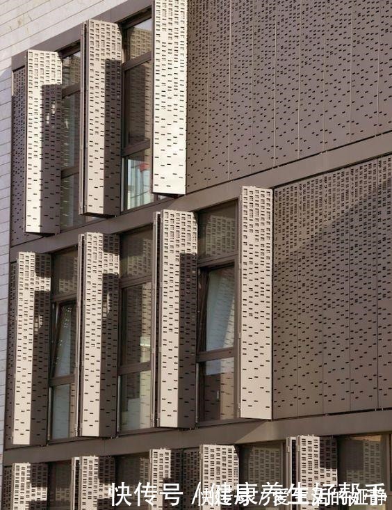 找到你|打开是阳台,关上就是一面墙,外国小区整栋楼装隐形阳台太漂亮了!