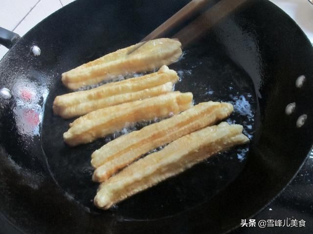 炸油条不用泡打粉，2步炸出大泡油条，酥脆好吃真简单，值得收藏