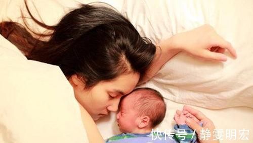 新生儿|新生儿跟父母睡还是单独睡?看完各自的优缺点,再做决定吧