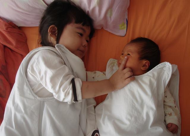 父亲|网上一组父女合照火了,女儿亭亭玉立,父亲却依旧魅力未减