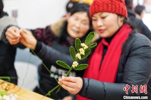 花束|北京冬奥颁奖花束中的600多片月桂叶片，出自她们之手