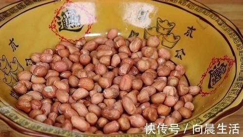 做法|花生米里打2个鸡蛋,教你个神奇做法,没想到这么好吃,上桌扫光