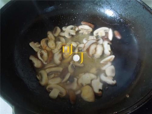 香味|天冷下雪了,让我给你炒一盘香味浓郁的大虾咖喱面吃吧