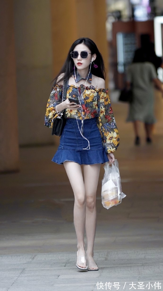 时尚|美女街拍:碎花一字肩,时尚和“土气”的结合体,爱了爱了