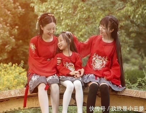 暖男|萌娃看妈妈衣服“破”了,伸出小手帮忙遮挡,网友:是个小暖男