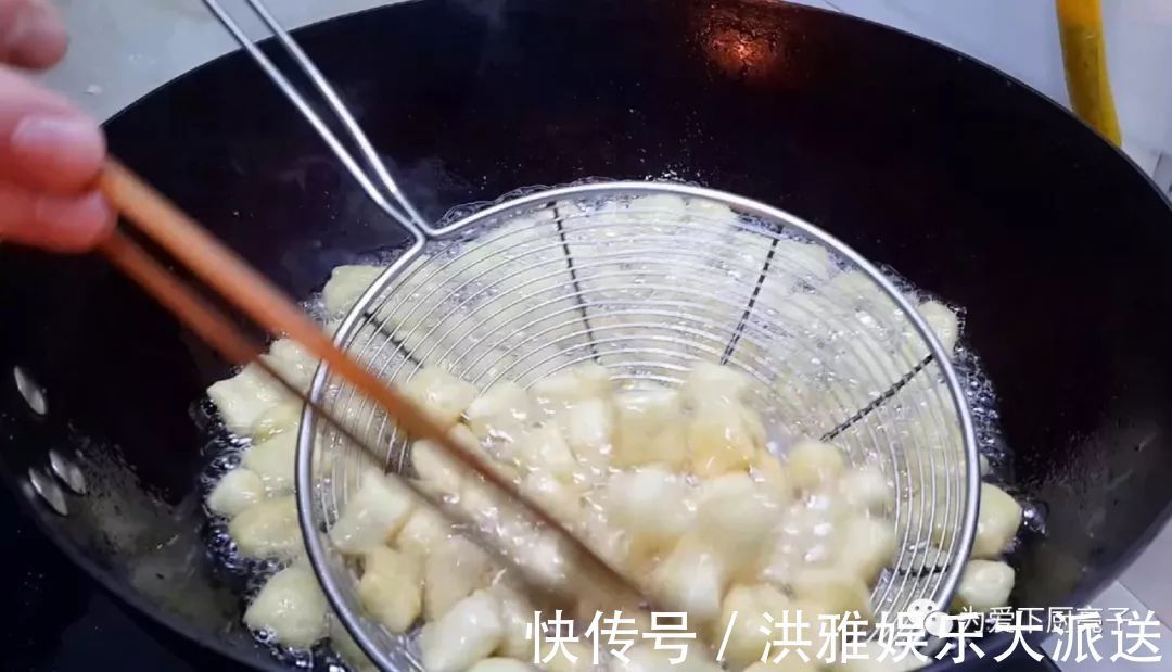 红枣|5个鸡蛋，1斤面粉，锅里一炒，做出创意小零食，比蛋糕好吃十倍