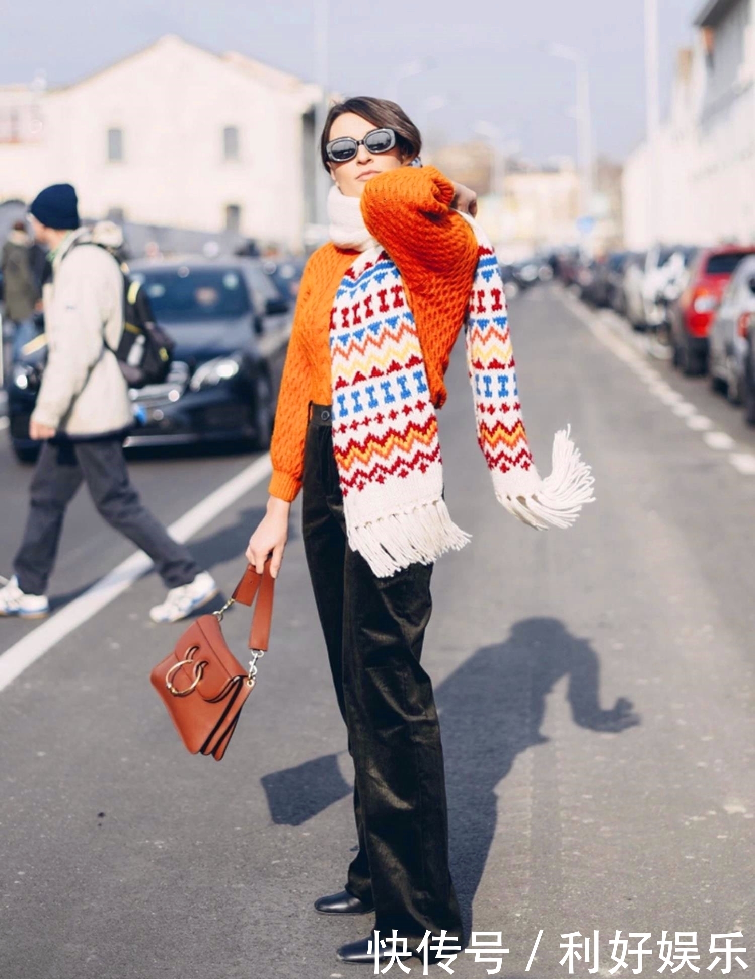 洋气的围巾戴法,抖音上非常的流行,爱美女生都这样围