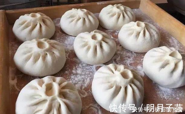 蒸包子时,发面多加1勺,学会3招,保证香软又蓬松,好吃不塌陷