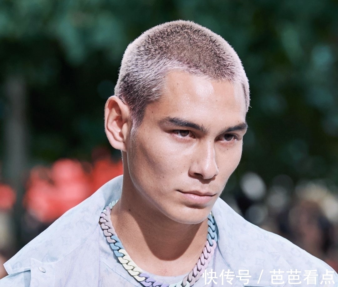 virgil|小时候玩的换装贴纸、QQ秀,竟成了现在最时髦的玩意