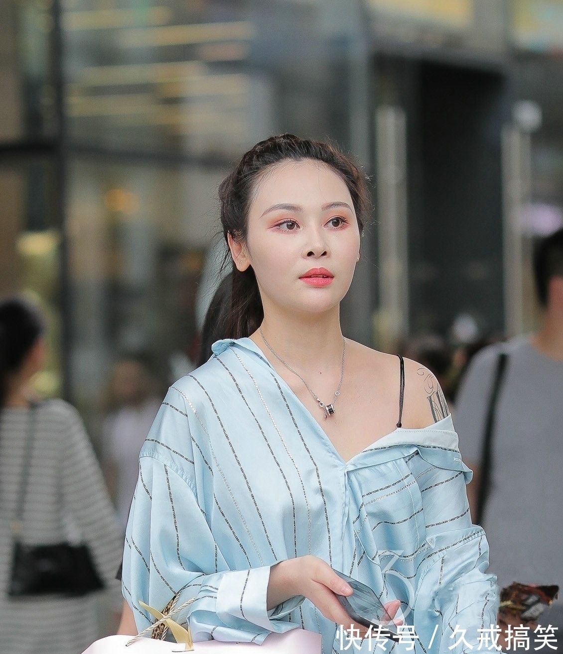 修身 美女选择了一款蓝色长款衬衫,有着非常好的修身效果