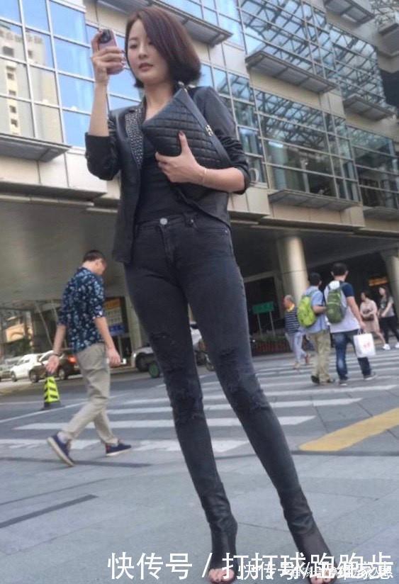 妹子|个性时髦的紧身牛仔裤,增添了一丝甜美气息,秀出妹子的精致典雅