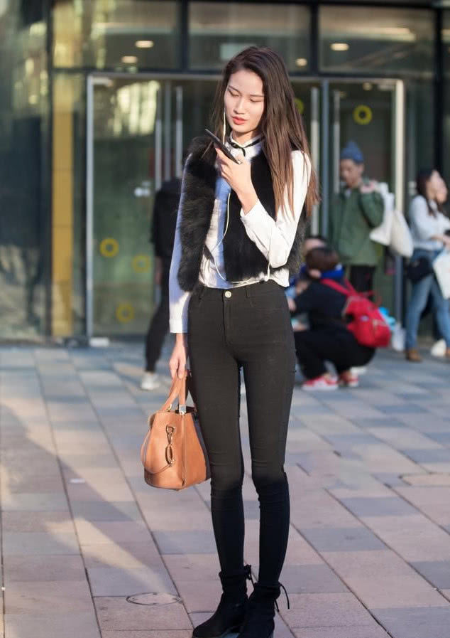 街拍:微胖的小姐姐,白皙美腿很是吸引眼球,墨镜戴出了气场