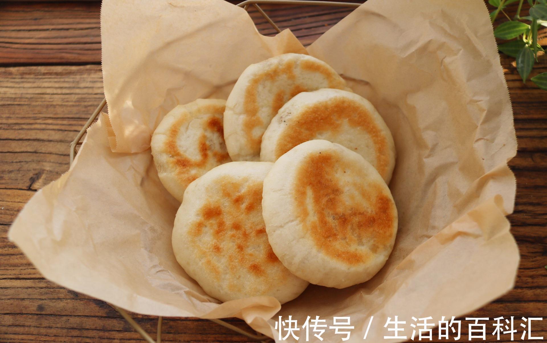 不用擀面皮，不用刷油酥，只需要三分钟，好吃的椒盐小饼就出锅