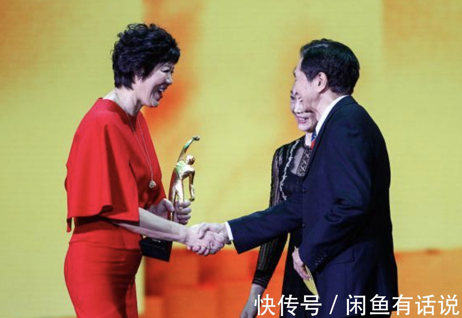 时髦|郎平认真打扮好惊艳!穿红色礼服裙优雅大气,配“大妈卷”也时髦