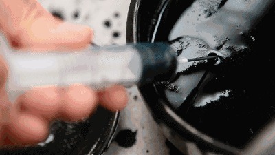 老外们&老汉让美女徒弟用身体写字,亮相欧洲,老外都看懵了,这是书法?