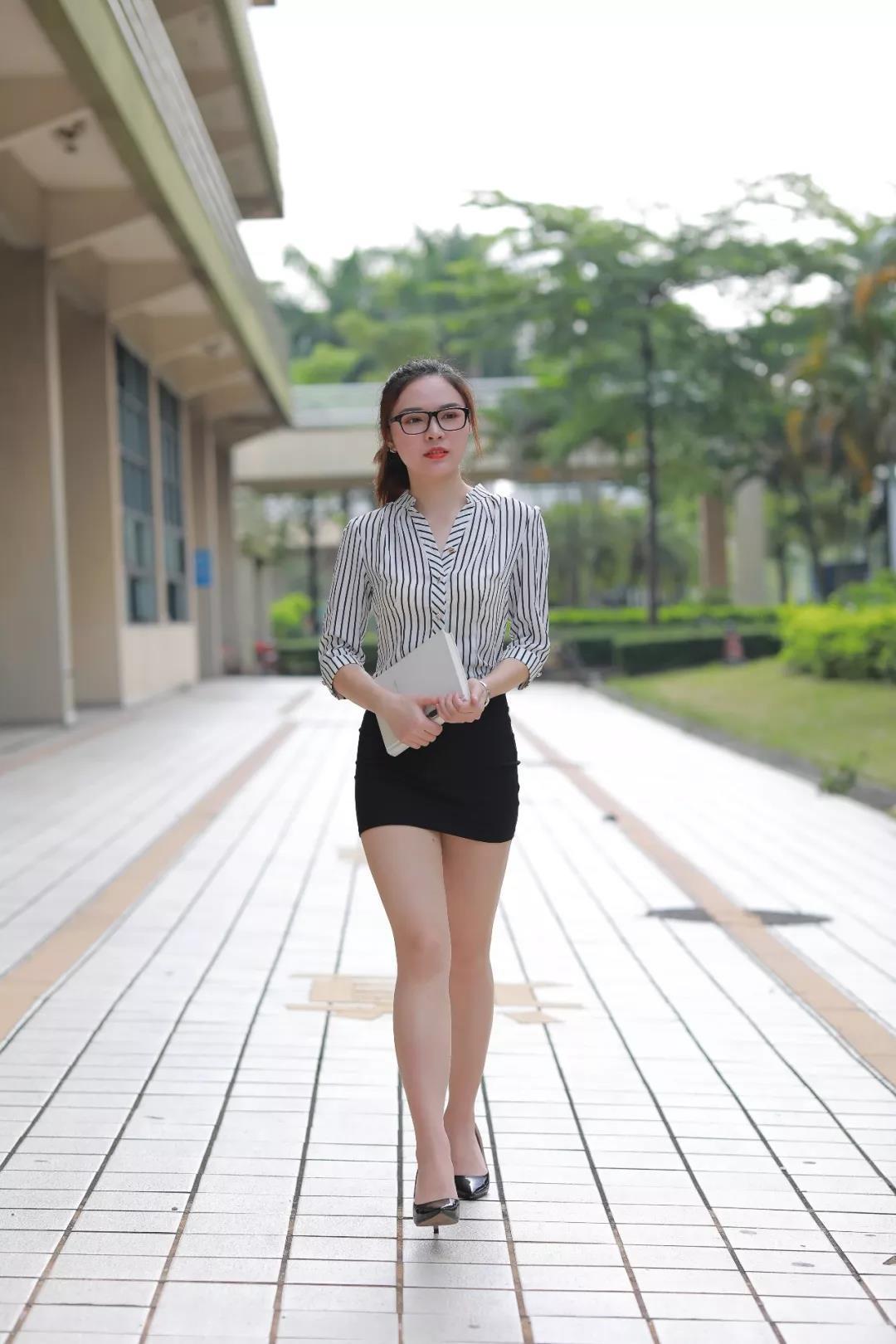 丝袜高跟美女老师,性感妩媚御姐范十足!