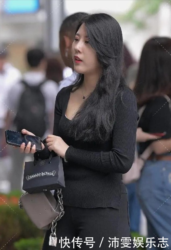 修身的裤子非常多,尤其是今年流行的小黑裤比瑜伽裤还显瘦洋气