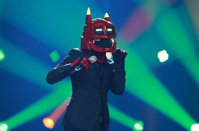 蒙面唱將|蒙面唱將迎來最大牌歌手，揭面之后猜評團(tuán)愣了，沒人敢點(diǎn)評