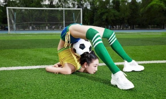 吉尼斯世界纪录!28岁中国第一柔术女王,解锁身体极限体态,网友:羡慕