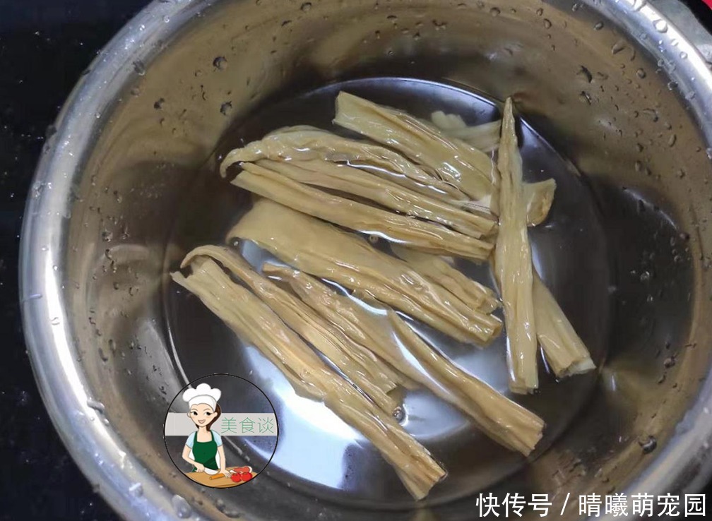 上桌|此菜蒸一蒸,8分钟上桌,又香又下饭,营养好吃不上火,家人爱吃