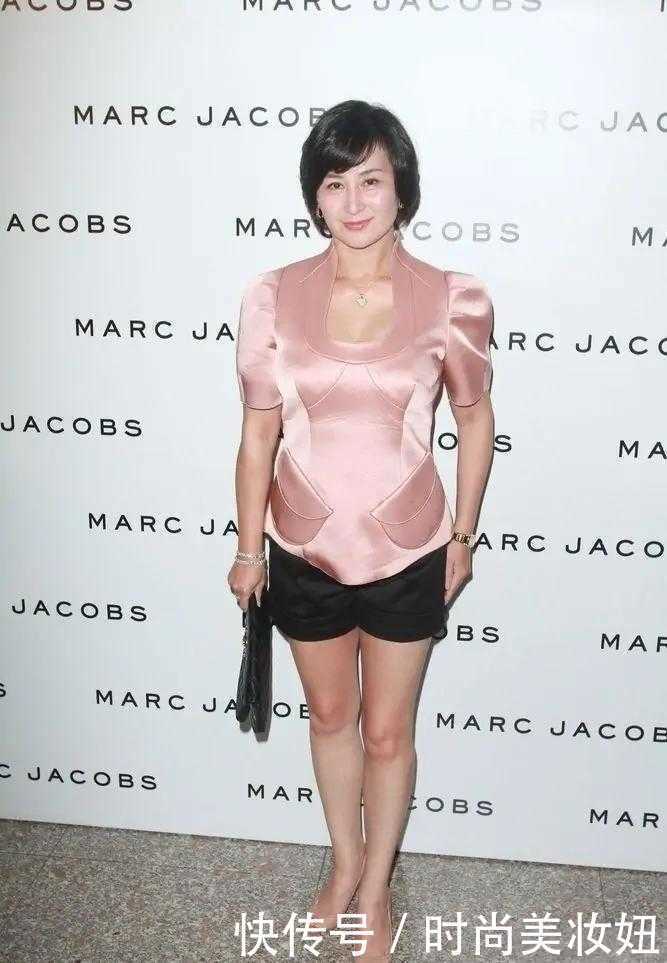 58岁何超琼真拼,穿粉色衣服和妹妹比美还要露腿,气质太惊艳了