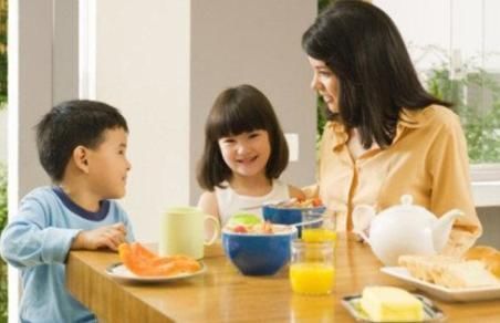 父母|弟弟玩具被抢，向妈妈举报哥哥秘密基地，爸爸：请给孩子完整童年