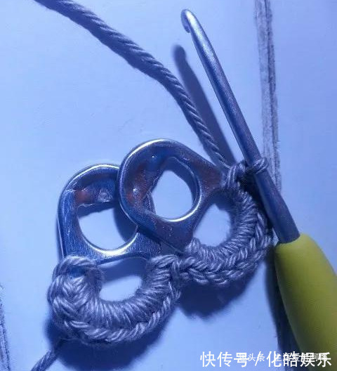 在易拉罐拉环上编织，钩成的包包耐看耐用！DIY变废为宝附教程