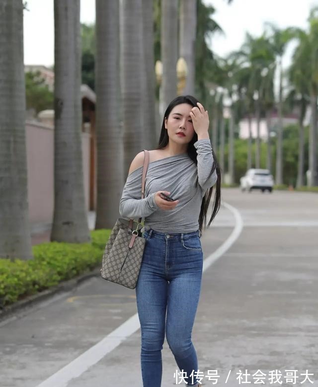 挂坠 搭配有非常多种多样,若是你喜欢搭配秋冬装,怎能少得了百褶裤呢!