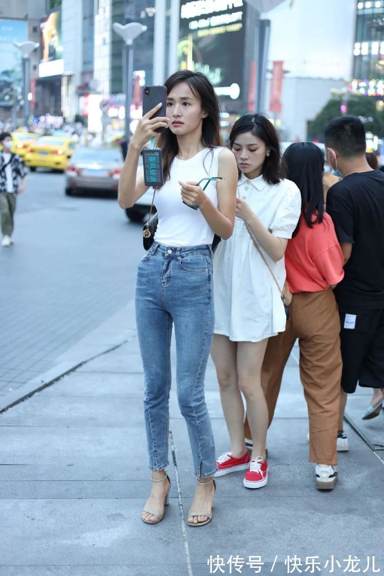 街拍 美女小姐姐,充满了年轻与美的活力,牛仔裤不仅好看又耐穿