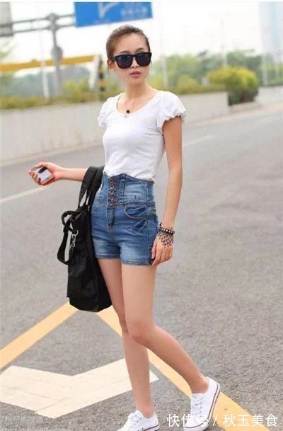 小姐姐|美女身材高挑,一头长发披在肩上,甜美的笑容充满魅力