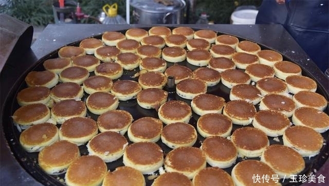 农村|农村夫妇庙会上卖这种饼,十块钱六个,一天做上千个不够卖