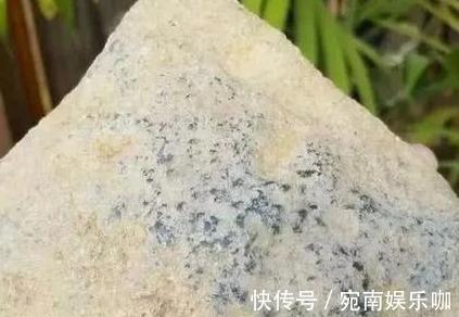 冰黄翡&出自缅甸一块全身脱沙发黑的赌料,取出了完美的冰黄翡一镯两牌