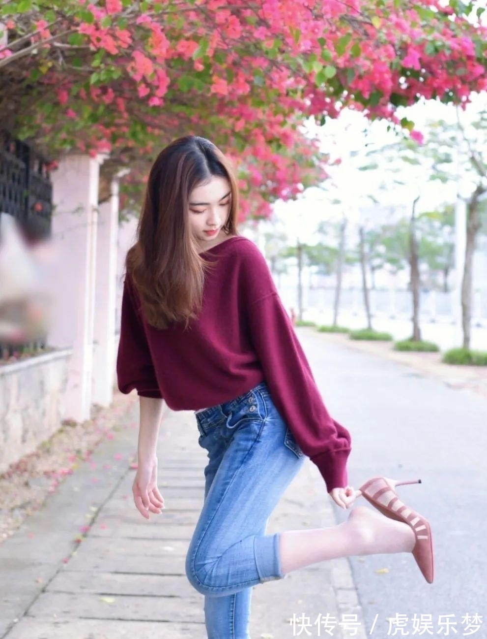 小蛮腰 比花还美的小姐姐,紧身牛仔裤让她足够出彩