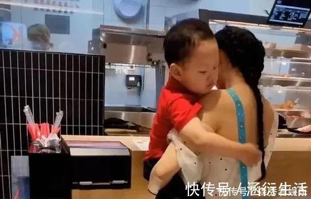 保守娃|“露背装”妈妈抱“保守娃”出门，宝宝不停扯妈妈衣服，让人笑翻